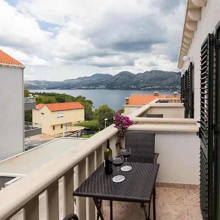 Διαμέρισμα & Cina- Gallery One Bedroom With Balcony And Sea V...